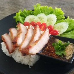 ข้าวหน้าคอหมูย่าง พร้อมน้ำจิ้มแจ่ว