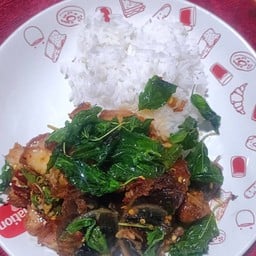 กระเพราหมูสามชั้นทอดไข่เยียวม้า