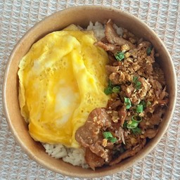 หมูกระเทียม+ไข่ข้น