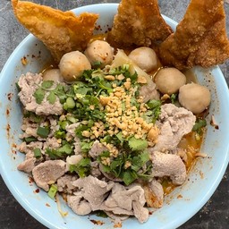 หมี่เหลืองต้มยำหมูสับหมูชิ้น ลูกชิ้นหมู