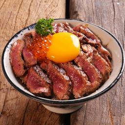 ข้าวหน้าเนื้อสเต็กพรีเมียมอิคุระ (D)