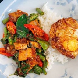 ข้าวหมูกรอบผัดพริกแกง