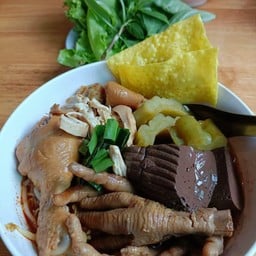 นิยมบุฟเฟ่ต์ก๋วยเตี๋ยวไก่มะระ