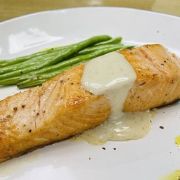 แซลมอนเสต็ก เสริฟพร้อมซอสเลมอนดิว