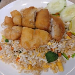ข้าวผัด ปลาดอลลี่ทอด