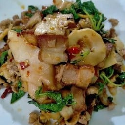 กระเพราหมูกรอบหน่อไม้ดอง