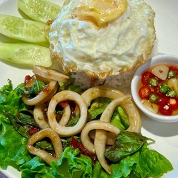 ข้าวกะเพราปลาหมึกไข่ดาว