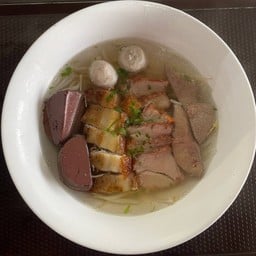 เกาเหลารวมหมู (หมูแดง หมูกรอบ ตับ เลือด ลูกชิ้น)