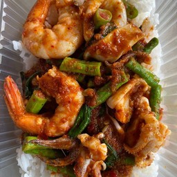ผัดพริกแกงกุ้ง+หมึกราดข้าว