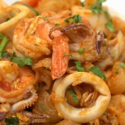 ผัดมักกะโรนีกุ้งหมึก