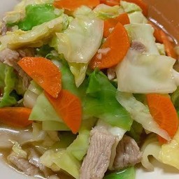 ผัดกะหล่ำปลีใส่หมูราดข้าว