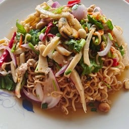 ยำมาม่าหมูสับ