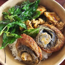 ข้าวกะเพรากรอบไข่เยี่ยวม้า