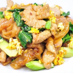 เส้นใหญ่ผัดซีอิ้วหมู