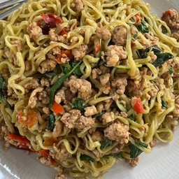 บะหมี่ผักผัดกระเพราอกไก่