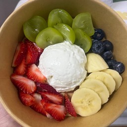 กรีกโยเกิร์ต1สกูล คู่กับ องุ่นไซมัสคัส สตอเบอรี่ บลูเบอรี่ กล้วยหอมม