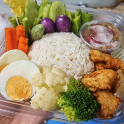 ข้าว ไก่ทอดกระเทียม น้ำพริกกุ้งสด ไข่ต้ม ผักเหนาะ