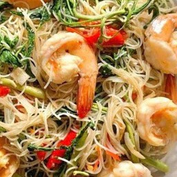 ผัดหมี่กระเฉดกุ้ง