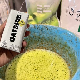 มัจฉะลาเต้นมโอ๊ต เกรดพิธีชงชา โทนถั่ว