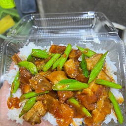 ผัดพริกเเกงหมูกรอบ