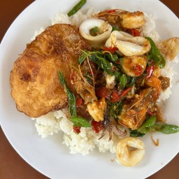 กระเพรากุ้ง+หมึก +ไข่ดาว