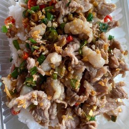 หมูชิ้นคั่วพริกเกลือราดข้าว