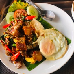 ข้าวราดกระเพราหมูกรอบ ไข่ดาว