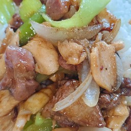 ข้าวผัดพริกหยวกไก่ชิ้น+เครื่องในไก่