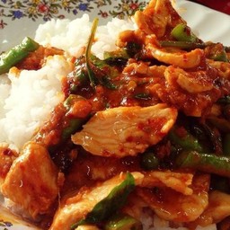 ข้าวราดผัดพริกแกง(รบกวนลูกค้าเลือกเนื้อสัตว์จร้า)