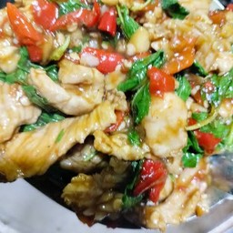 อิ่มจังกะเพราหมูชิ้นไข่เยี้ยวม้าราดข้าวแช่บๆ