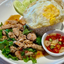 ข้าวกะเพราไก่ไข่ดาว