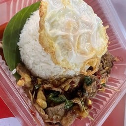 ข้าวกระเพราเนื้อติดมัน +ไข่ดาว