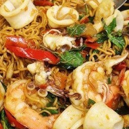 ผัดมาม่าขี้เมาทะเล