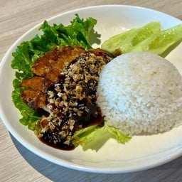 ข้าวไก่กรอบซอสกระเทียม