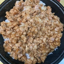 หมูสับผัดน้ำมันหอยราดข้าว