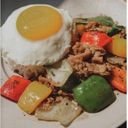 (เนื้อ)ข้าวผัดพริกไทยดำไข่ดาว