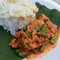 ข้าวผัดพริกแกง