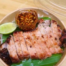 ข้าวหน้าหมูย่าง จิ้มแจ่ว (ฟรีไข่ดาว)
