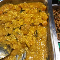 ข้าวราดผัดฟักแม้วหมูกรอบ