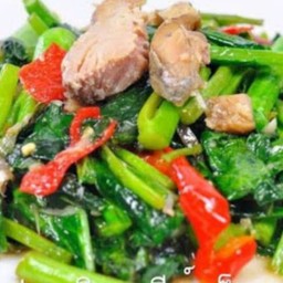 คะน้าปลาเค็มราดข้าว