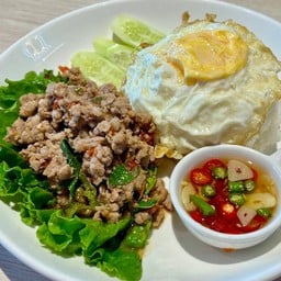 ข้าวกะเพราหมูสับไข่ดาว