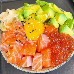 ข้าวหน้าแซลมอนหั่นเต๋าไข่ปลาแซลมอน อะโวคาโดไข่ดอง