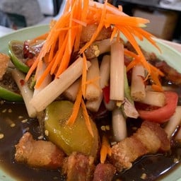 ตำไหลบัวหมูกรอบ