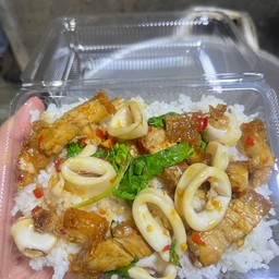 กะเพราหมูกรอบผสมปลาหมึก