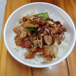 หมูสามชั้นผัดกะปิ.  ราดข้าว