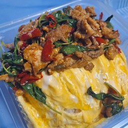 กะเพราหมูชิ้นไข่ข้นราดข้าว