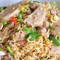 ยำมาม่าหมูสับหมูยอ