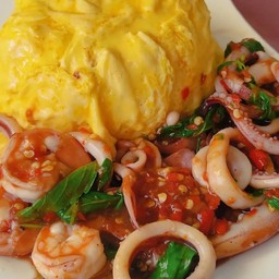 ข้าวไข่ข้นกะเพราทะเล