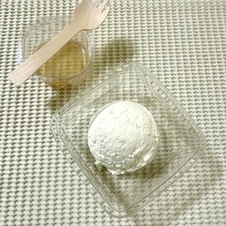 Greek yogurt 1 scoop + honey (ไม่ใส่ topping)