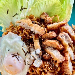 ชอบกิน ข้าวกะเพราหมูสามชั้น หมูย่าง,มาม่าเผ็ดเกาหลี